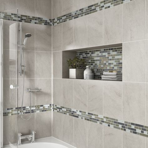 La salle de bain est décorée d'inserts rectangulaires.