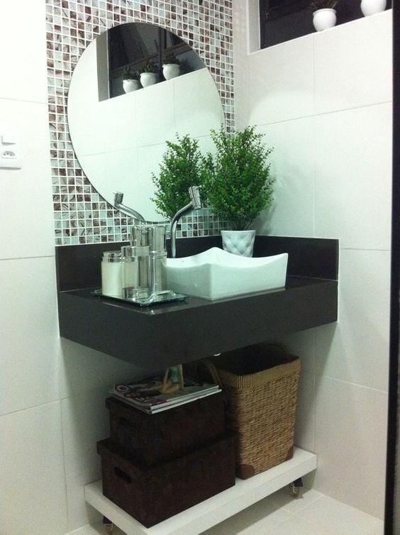 La salle de bain est décorée de paniers, de plantes en pot et de tablettes autour du miroir.
