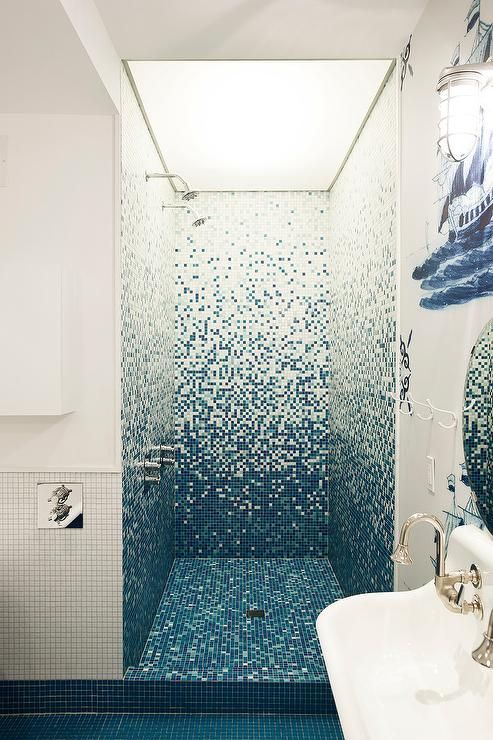 Salle de bains sur le thème de l'océan avec des inserts en dégradé de bleu.