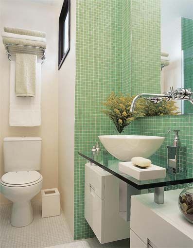 Petite salle de bain aux murs verts.