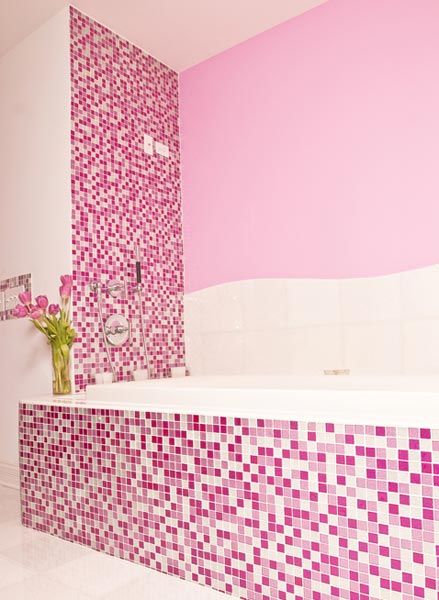 La salle de bain est décorée de baignoires, vases et inserts en rose et violet.