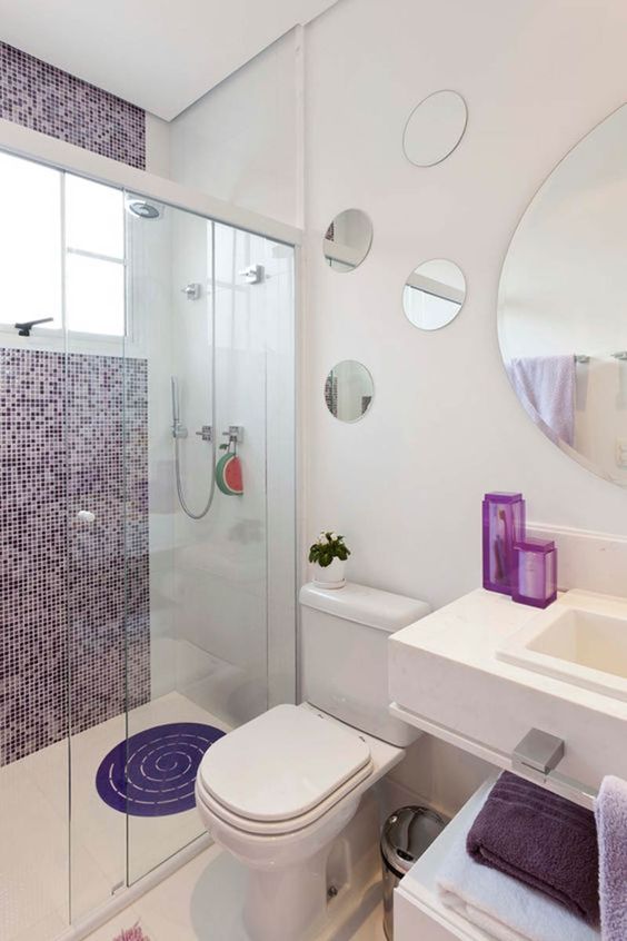 Salle de bain avec inserts et moulures violets.