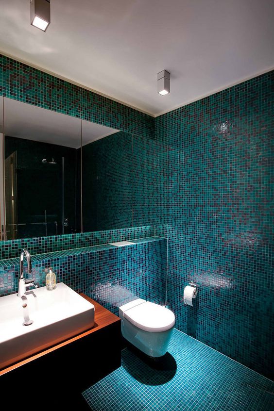 À l'exception du plafond, toute la salle de bain est recouverte de carreaux bleus.