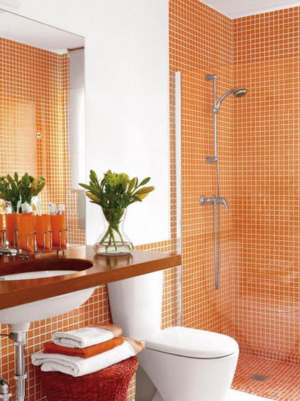 La salle de bain est presque entièrement recouverte de carrelage orange.