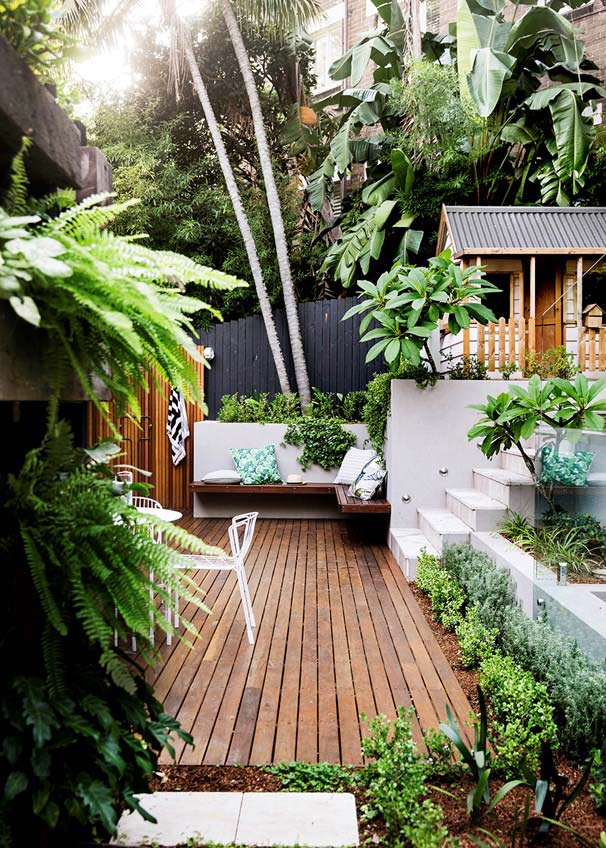 Petit jardin avec terrasse et variété de plantes