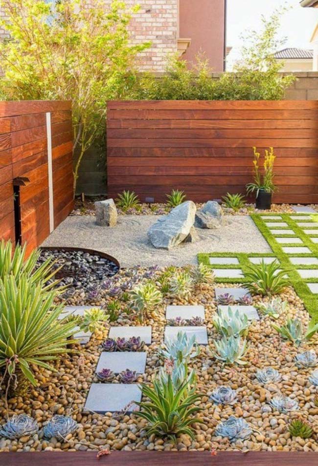 Petit jardin avec des pierres dans la conception de jardin