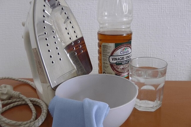 Comment nettoyer un fer à repasser avec du vinaigre et de l'eau.