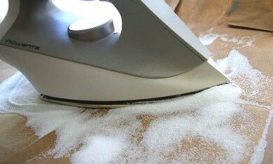 Comment nettoyer un fer à repasser avec du sel.