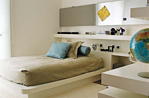 Mobilier conçu pour la chambre à coucher avec un décor simple.