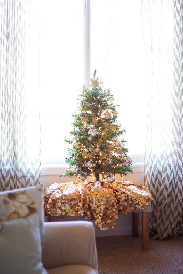 Décoration de Noël pour petite chambre avec petit sapin.