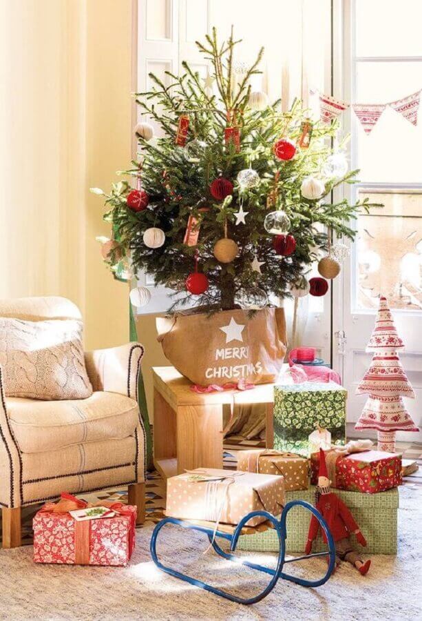 Décoration de Noël pour petite chambre avec sapin naturel et sapin en tissu.