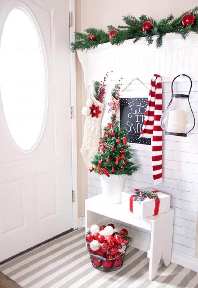 Décorations de Noël de petite salle avec chaussettes, boules de Noël et sapin.