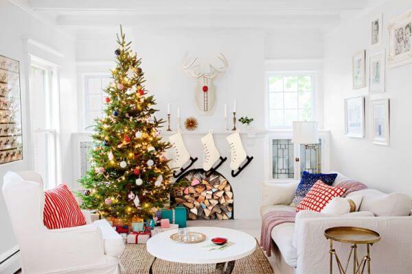 Décoration de Noël de salon simple avec arbre et chaussettes.