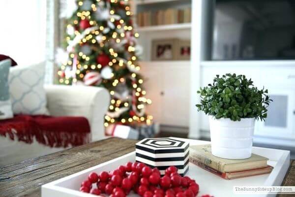 Décoration de Noël chambre simple en rouge.