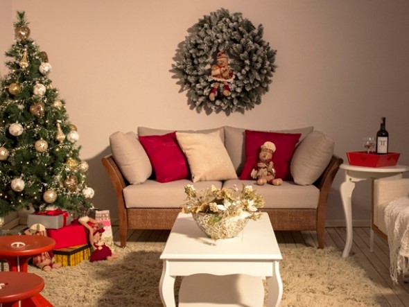 Décoration de Noël pour petite pièce avec couronne et composition florale.