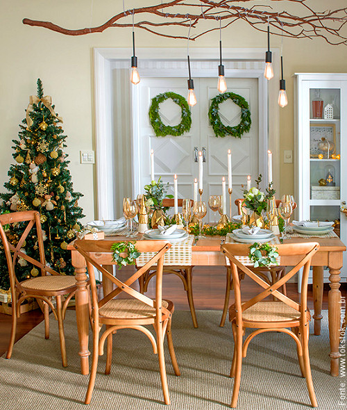 Décoration de Noël au restaurant avec chaises décoratives et bols dorés.