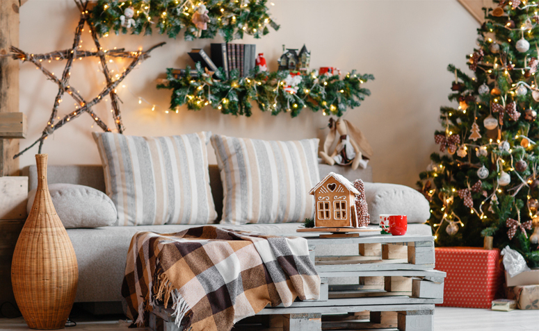 Décoration de Noël simple avec lumières scintillantes, arbre et étagères décorées.