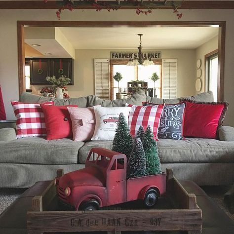 Décoration de Noël pour un salon simple avec des coussins à thème.