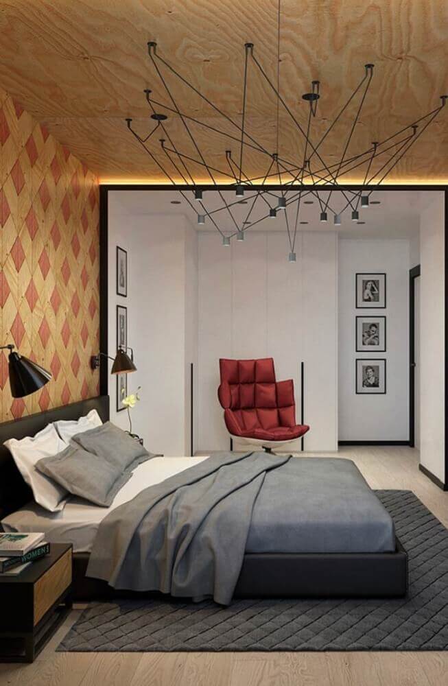 Chambre à coucher moderne avec planches de bois aux motifs géométriques.