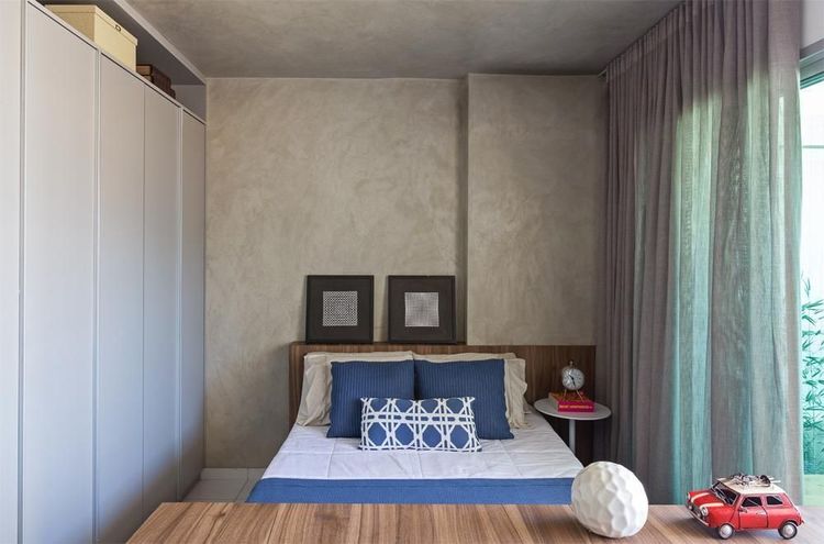Chambre à coucher moderne avec des murs en ciment brûlé.