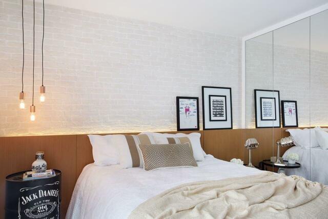 Chambre à coucher moderne avec mur de briques blanches.