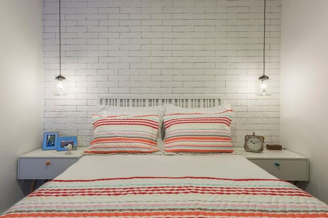 Chambre à coucher moderne avec mur de briques blanches.
