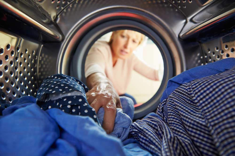 vêtements dans la machine à laver