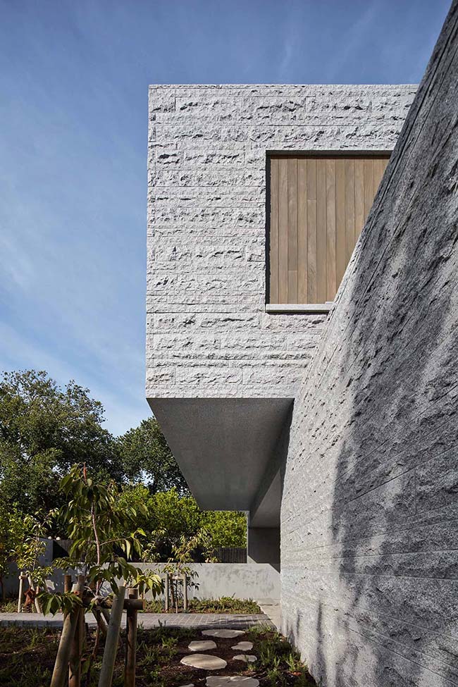 Une maison moderne entièrement recouverte de pierre Miracema blanche