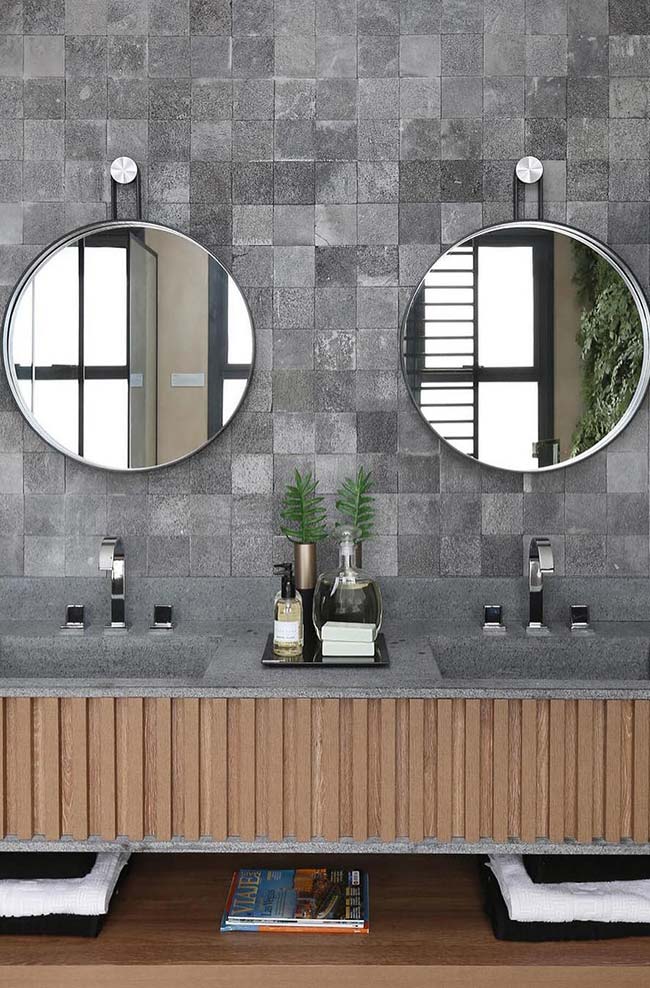 Salle de bain avec murs et comptoirs, il est recommandé d'avoir la même couleur mais des matériaux différents
