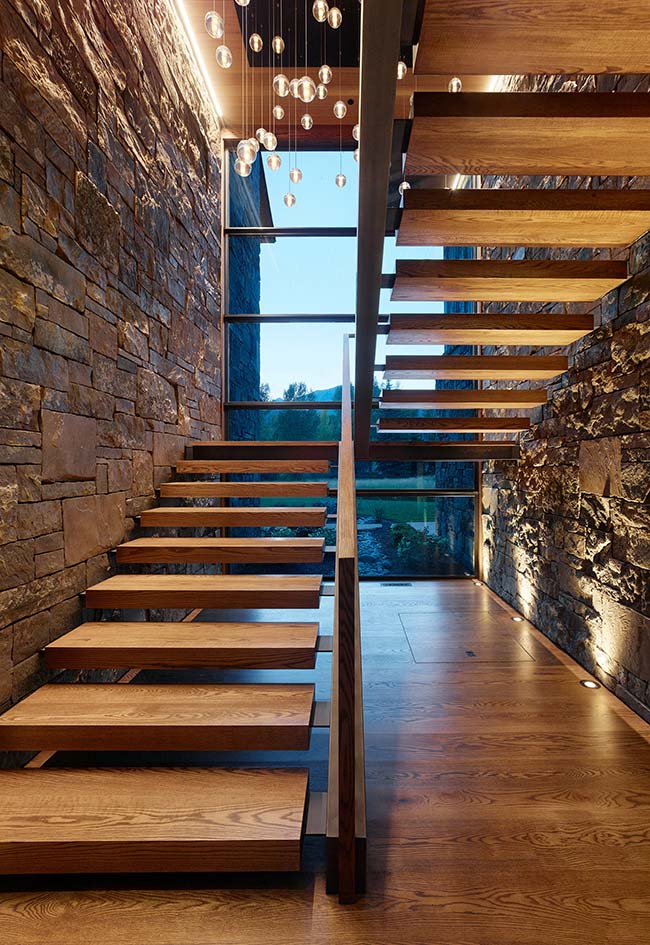 La pierre brute et le bois donnent ensemble à l'entrée de la maison un aspect rustique et très accueillant.
