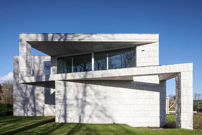 La beauté des miracemas blancs complète la conception architecturale moderne de cette maison.