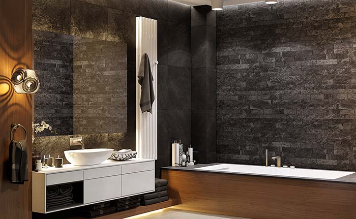 La salle de bain est pleine de charme et de style grâce à l'utilisation de la pierre noire