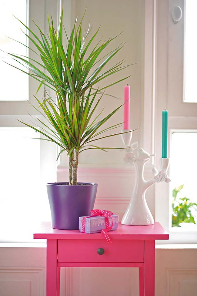 Vase coloré en raphia de palmier