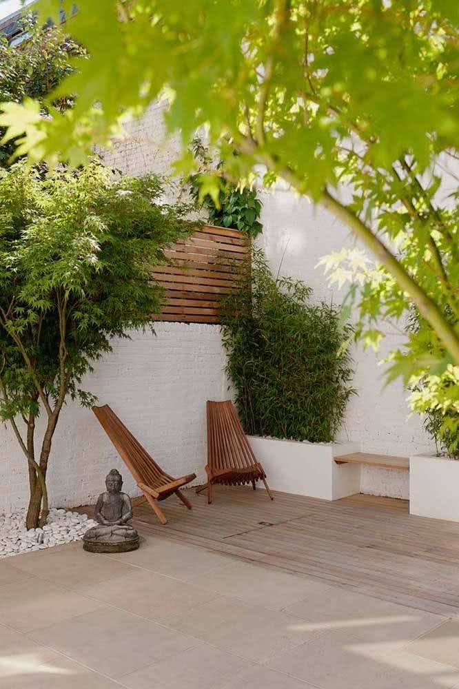 Espace zen extérieur avec jardin en pierre latéral.