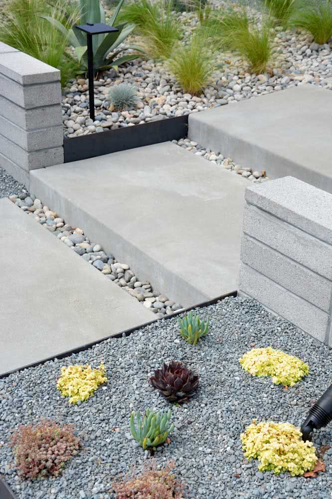 Une autre option consiste à combiner des pierres plus grandes et plus petites dans la conception de votre jardin.