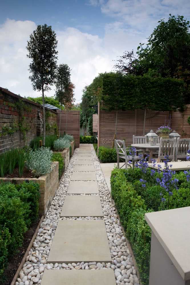 Les galets sont un autre choix idéal pour décorer votre jardin. Ici, elle chemine sur le chemin des espaces qui se connectent.