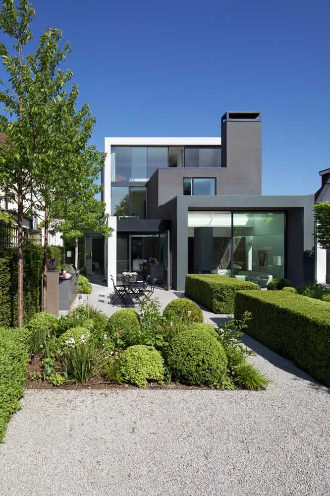 La résidence utilise un mélange entre le végétal et la pierre le long des espaces extérieurs.
