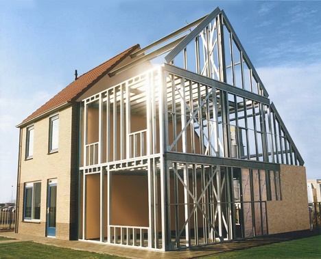 Une maison avec une structure métallique, appelée charpente métallique.