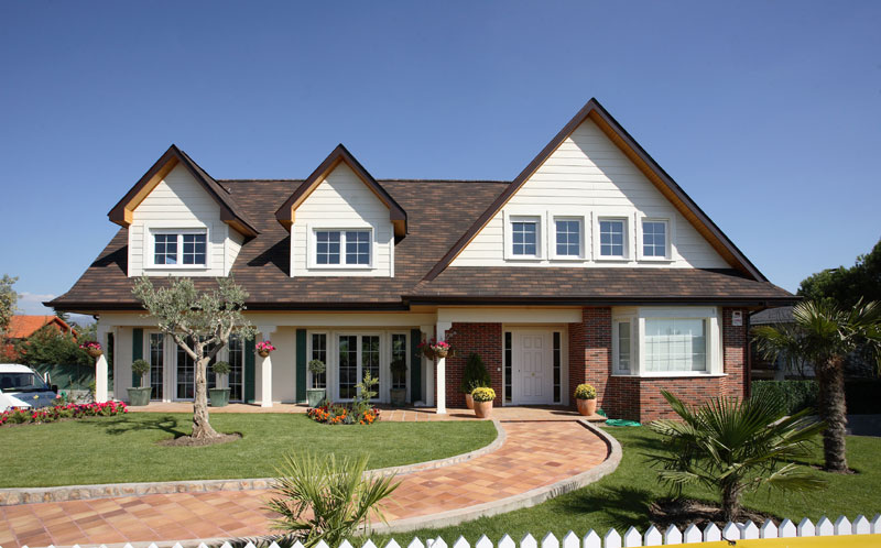 Modèle de maison traditionnelle, de style américain, à deux étages et fenêtres sur le toit.