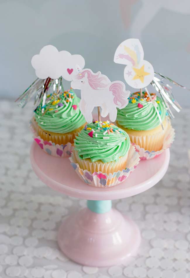 Cupcakes avec décorations de fête licorne