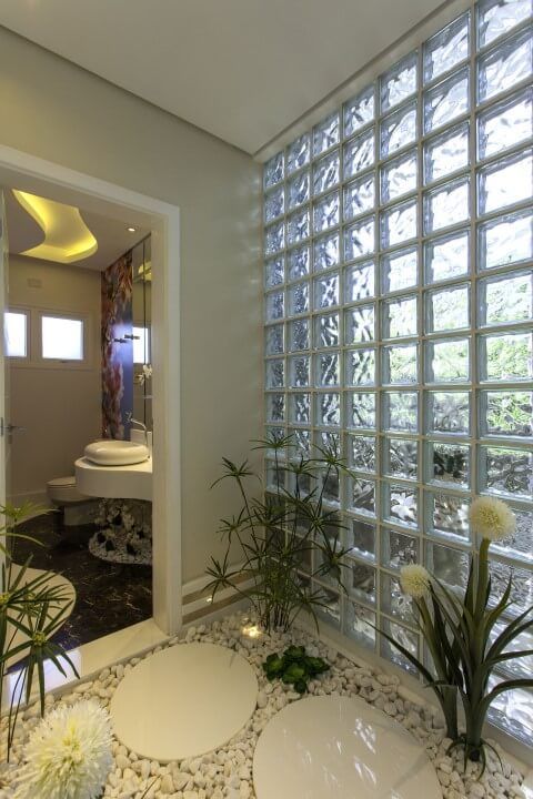Salle de bain avec carreaux de verre