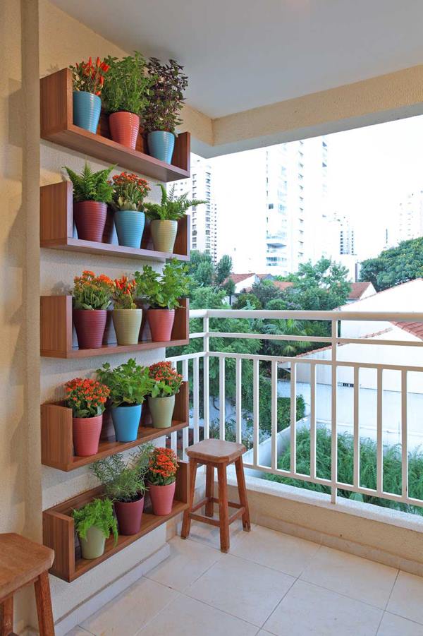 Ne laissez pas le mur de votre balcon vide - quelques pots suffisent pour créer un beau jardin.