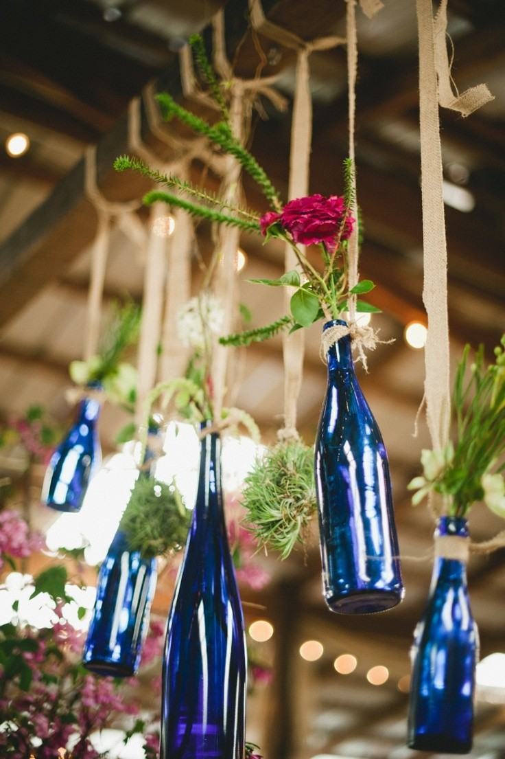 Les bouteilles peuvent être transformées en de superbes pots de fleurs.