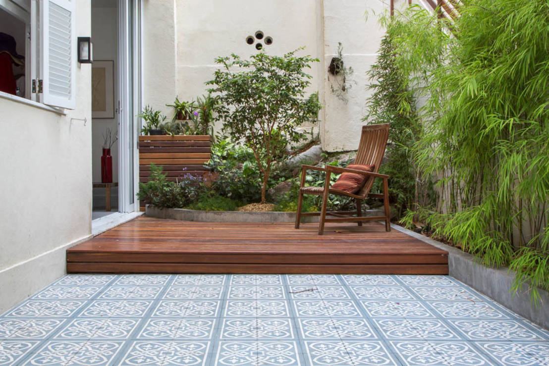 Jardin simple avec terrasse en bois.
