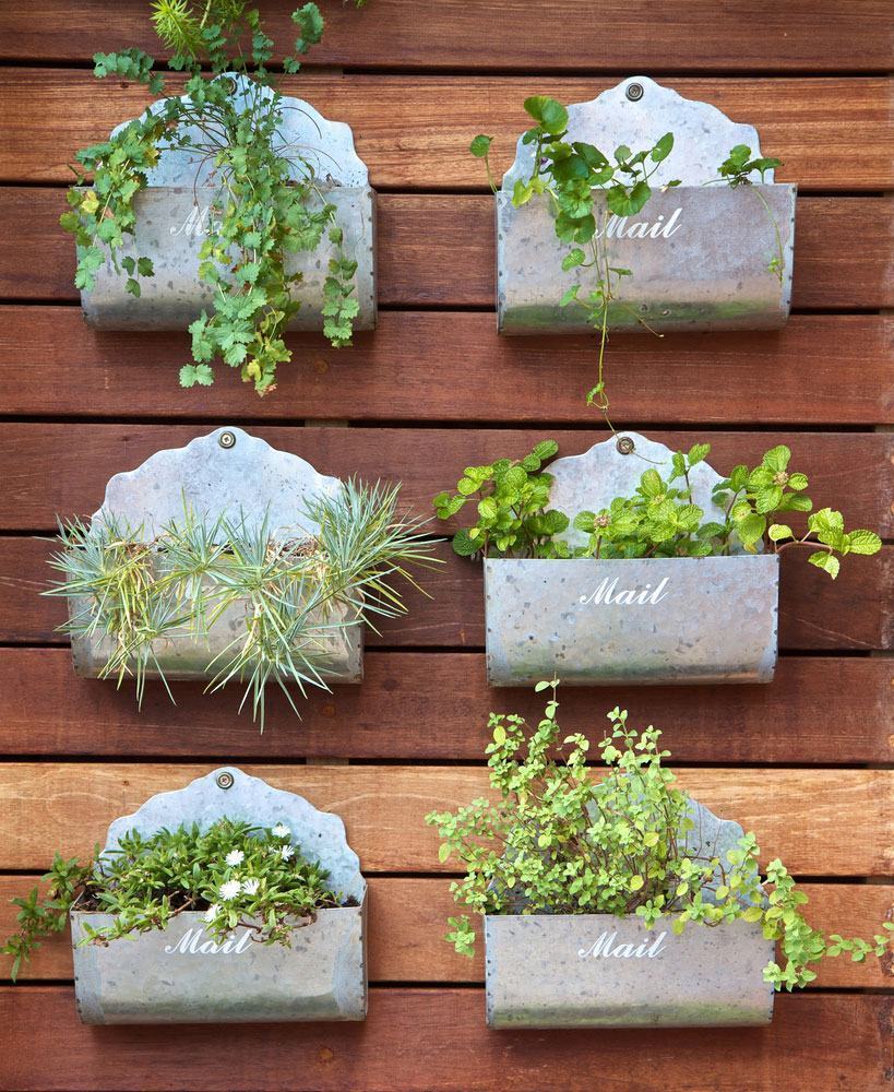 Envie d'un jardin ludique ? Utilisez ces boîtes aux lettres pour fixer votre jardin/potager au mur.