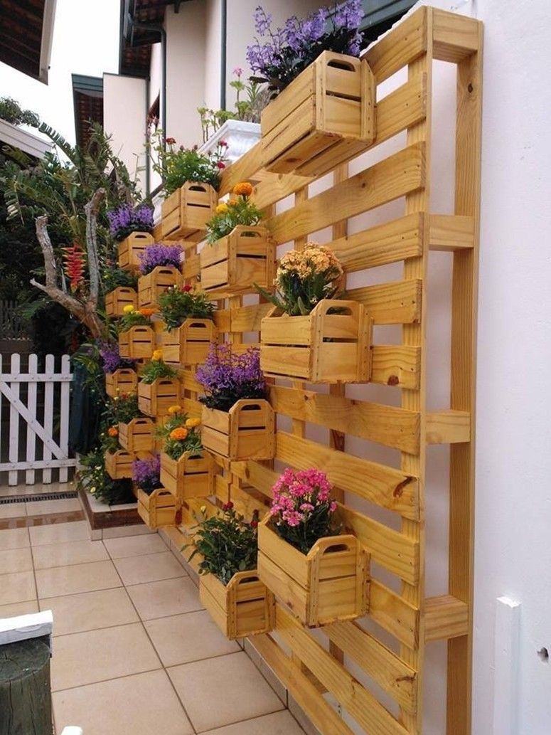 Utilisez les interstices du mur pour construire un jardin vertical du début à la fin.