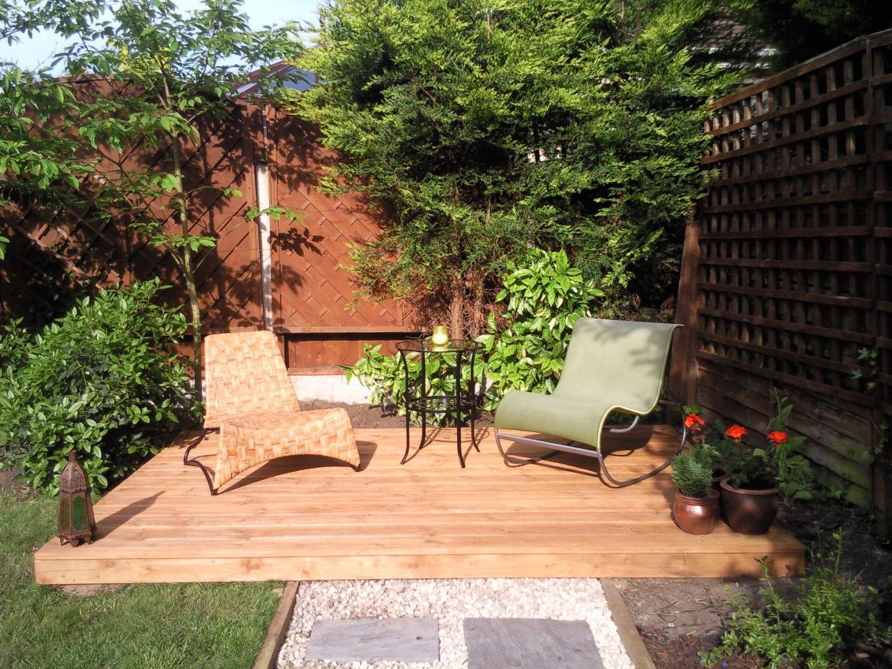 Outre les plantes, les terrasses en bois font également une grande différence dans le jardin.