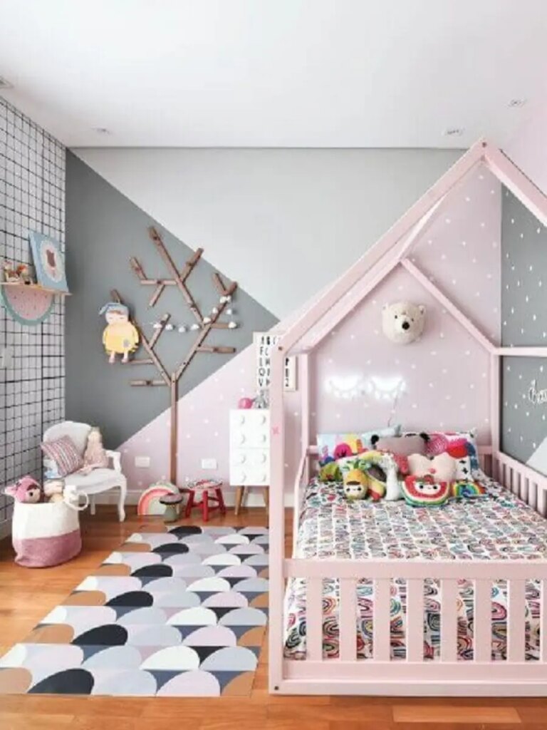 decoração moderna para sala cinza e rosa com parede geométrica Foto Houzz