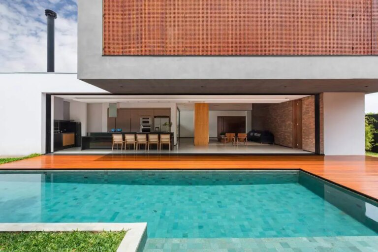 Casa luxuosa e piscina interna revestida com piso de mármore