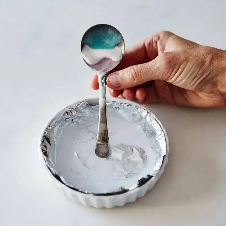 Como limpar prata com papel alumínio